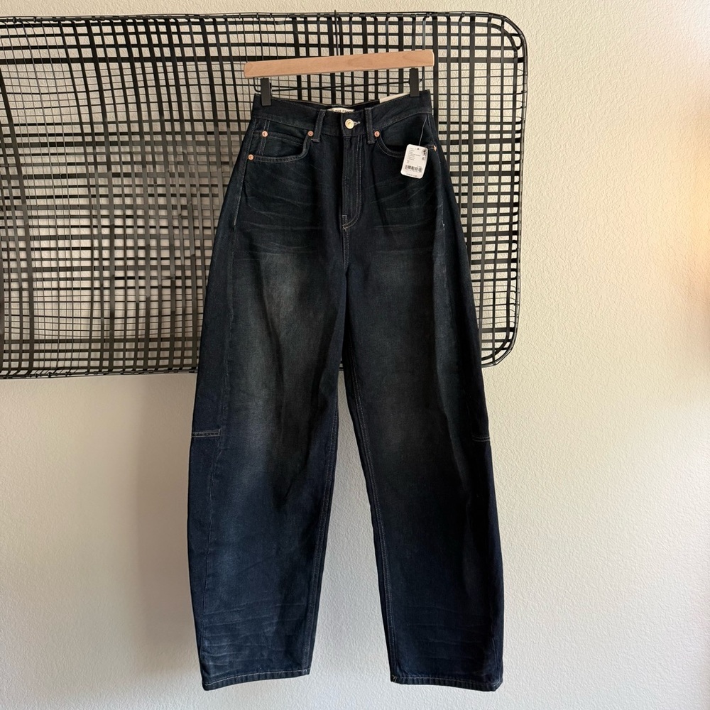 NWT Free People Bodie Arc Barrel Jeans in Dark Wash - Picture 3 of 10